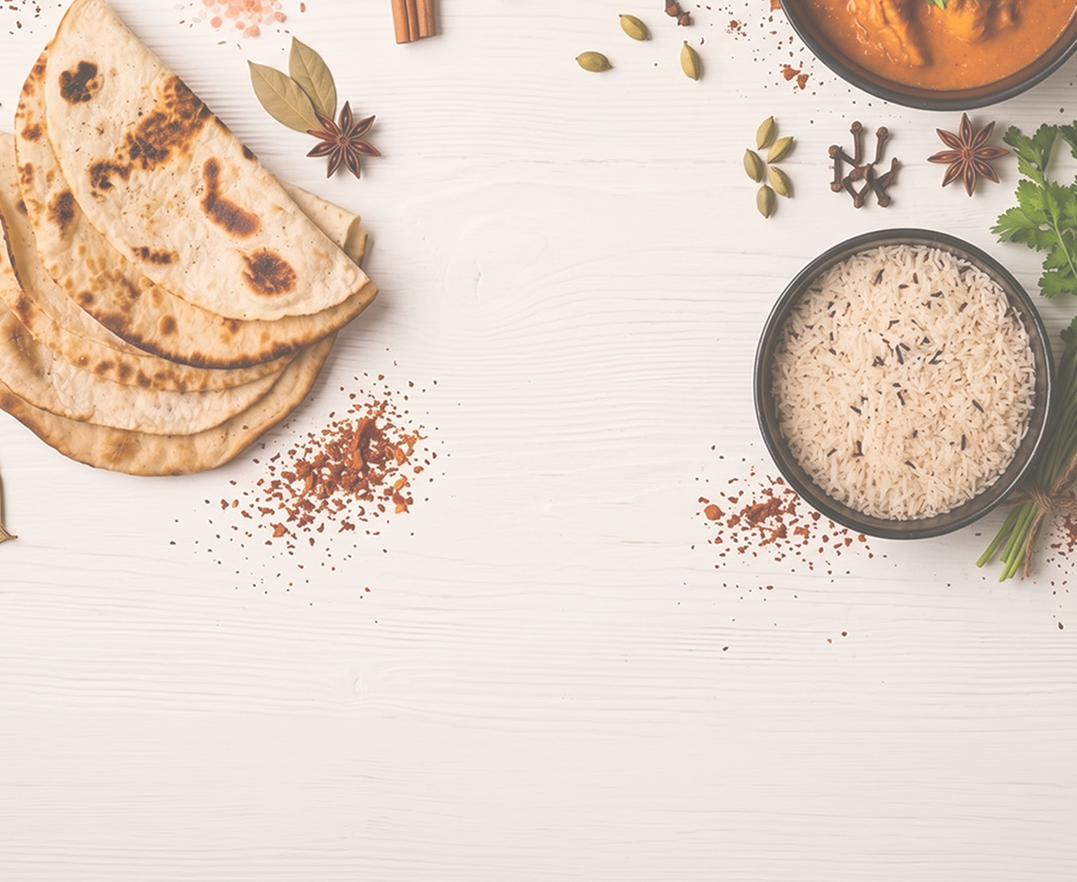 Naan, curry, riz basmati et épices sur fond blanc